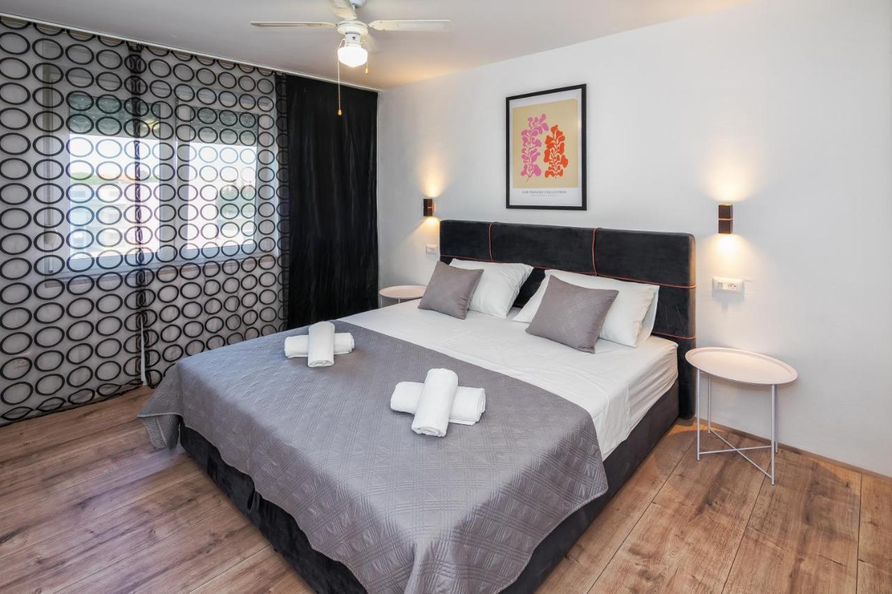 3-Bedroom Sea View Apartment - Balcony, Elevator - Spinut, Split Спліт Екстер'єр фото