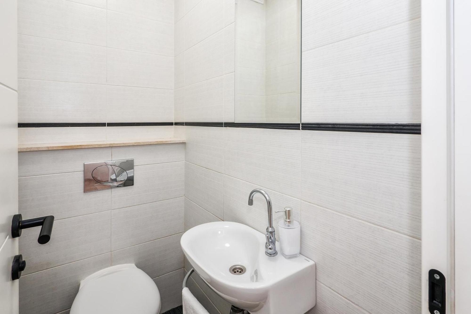 3-Bedroom Sea View Apartment - Balcony, Elevator - Spinut, Split Спліт Екстер'єр фото